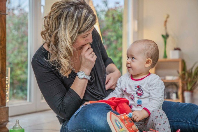 Communication en langue des signes entre une maman et son bébé